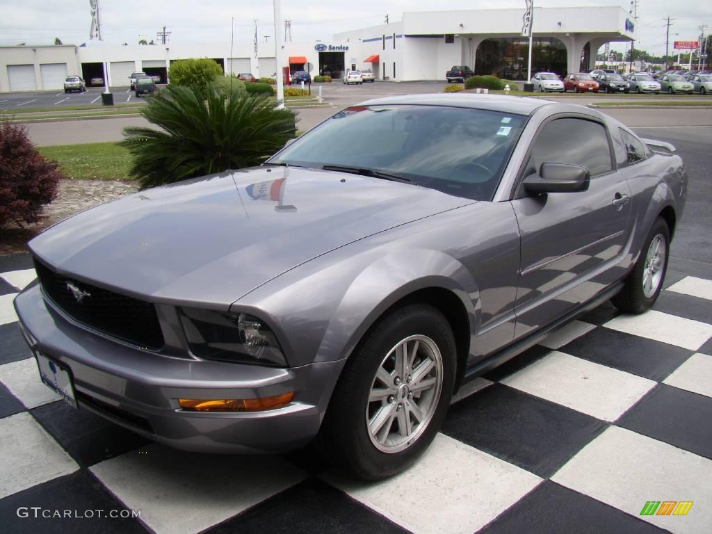 2006 Mustang V6 Deluxe Coupe - Tungsten Grey Metallic / Light Graphite photo #9