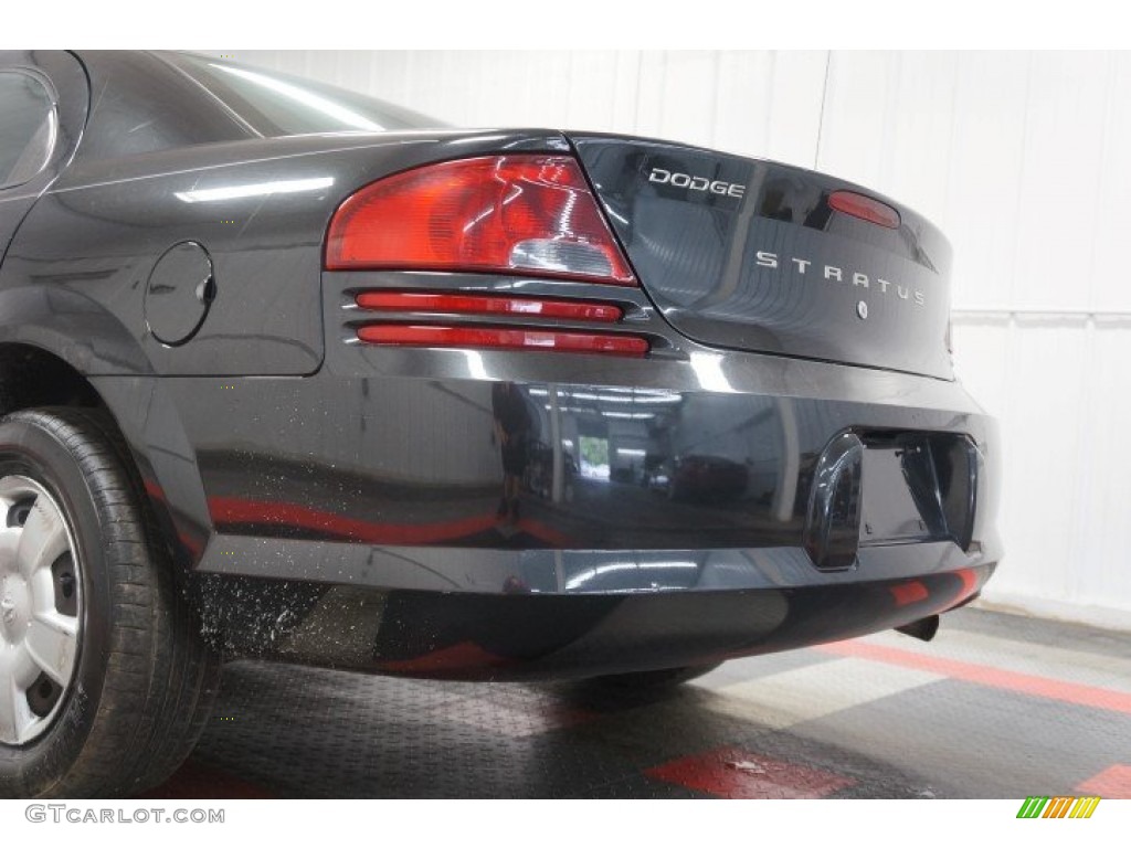 2004 Stratus SE Sedan - Black / Dark Slate Gray photo #56