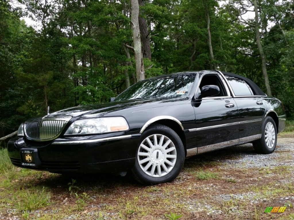 2005 Town Car Signature - Black / Black photo #1