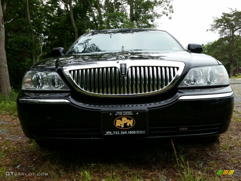 2005 Town Car Signature - Black / Black photo #2