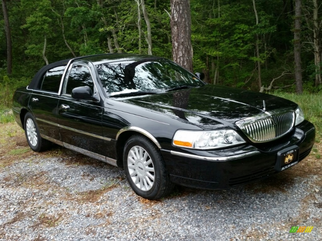 2005 Town Car Signature - Black / Black photo #3
