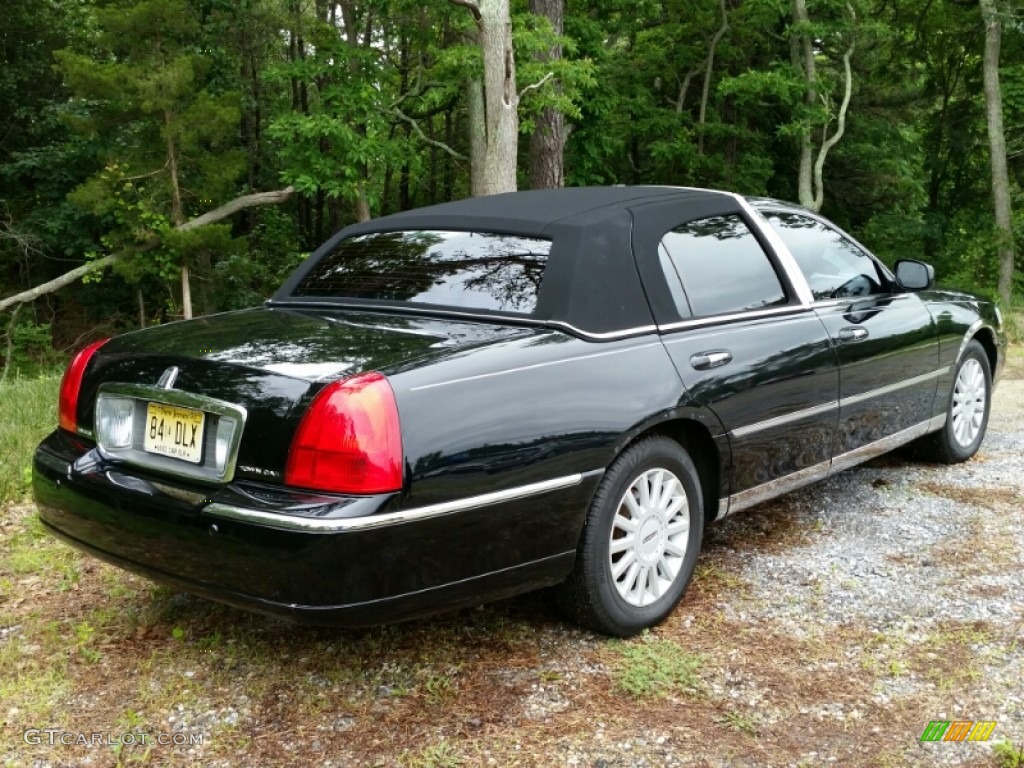 2005 Town Car Signature - Black / Black photo #4