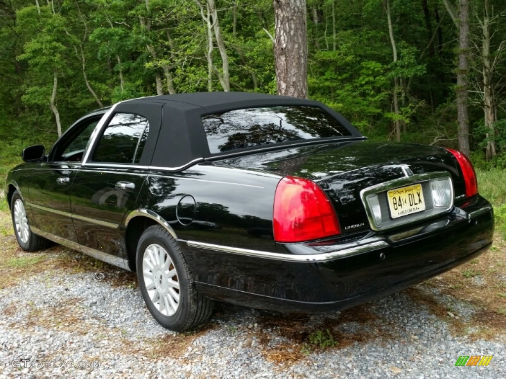 2005 Town Car Signature - Black / Black photo #5