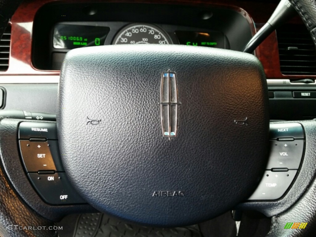 2005 Town Car Signature - Black / Black photo #13