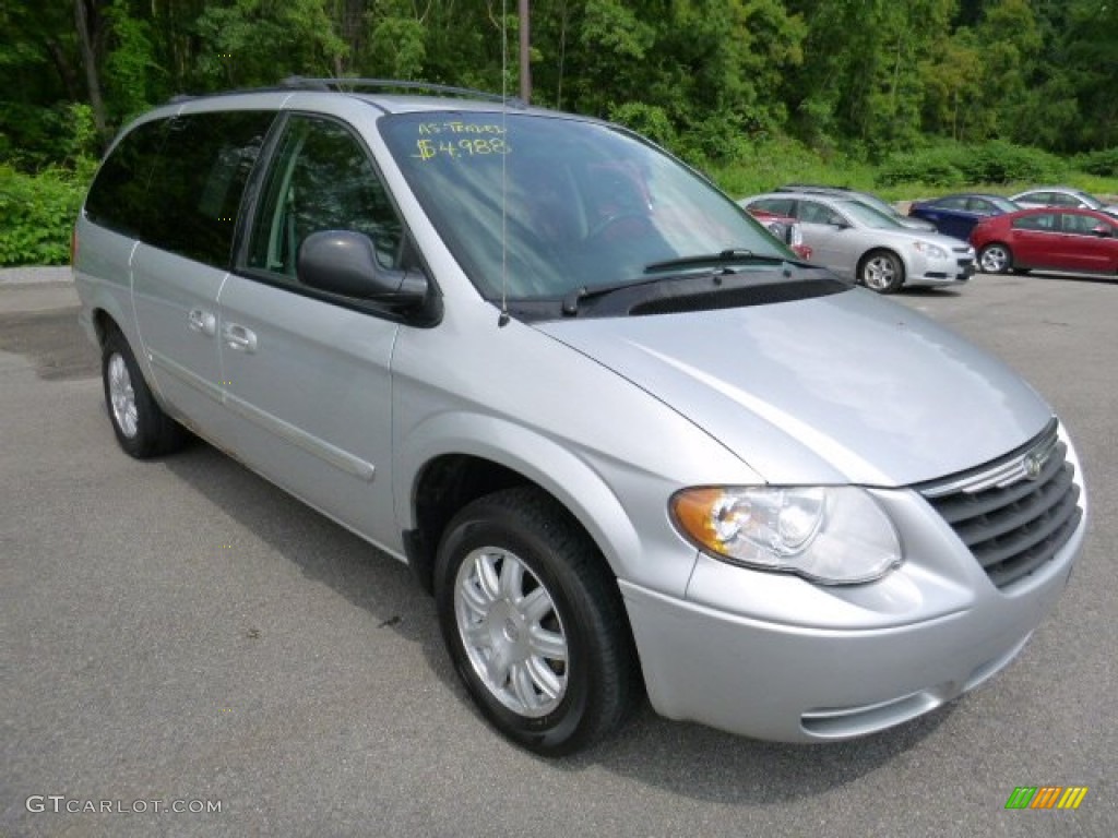 2006 Chrysler Town & Country Touring Exterior Photos