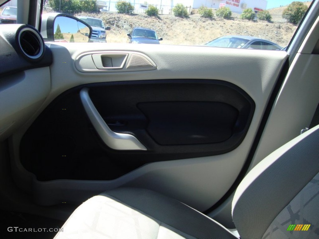 2013 Fiesta SE Hatchback - Ingot Silver / Charcoal Black/Light Stone photo #16