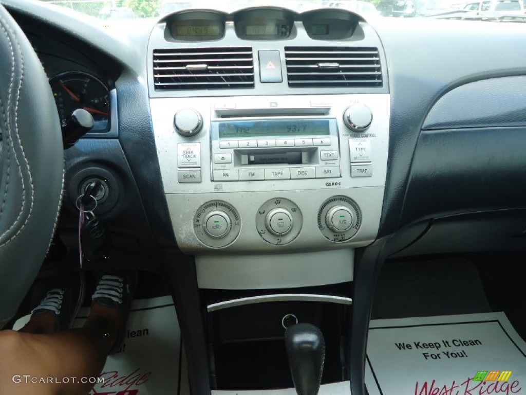 2006 Solara SE V6 Coupe - Black / Dark Stone photo #25