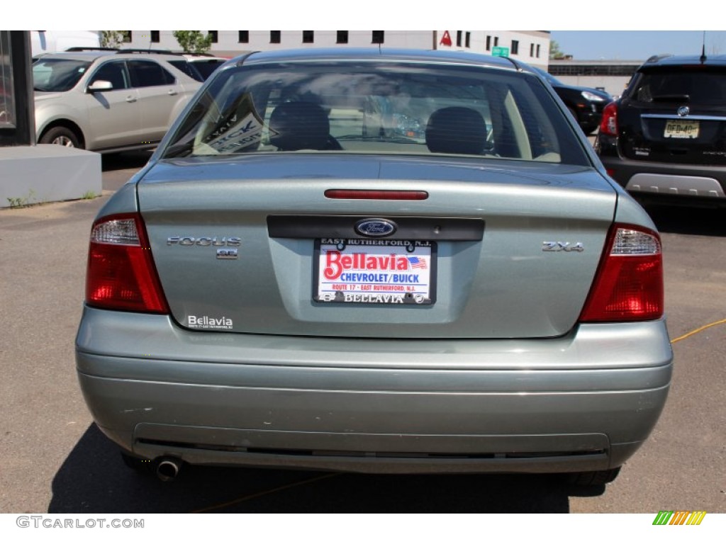 2006 Focus ZX4 SE Sedan - Liquid Grey Metallic / Dark Pebble/Light Pebble photo #5