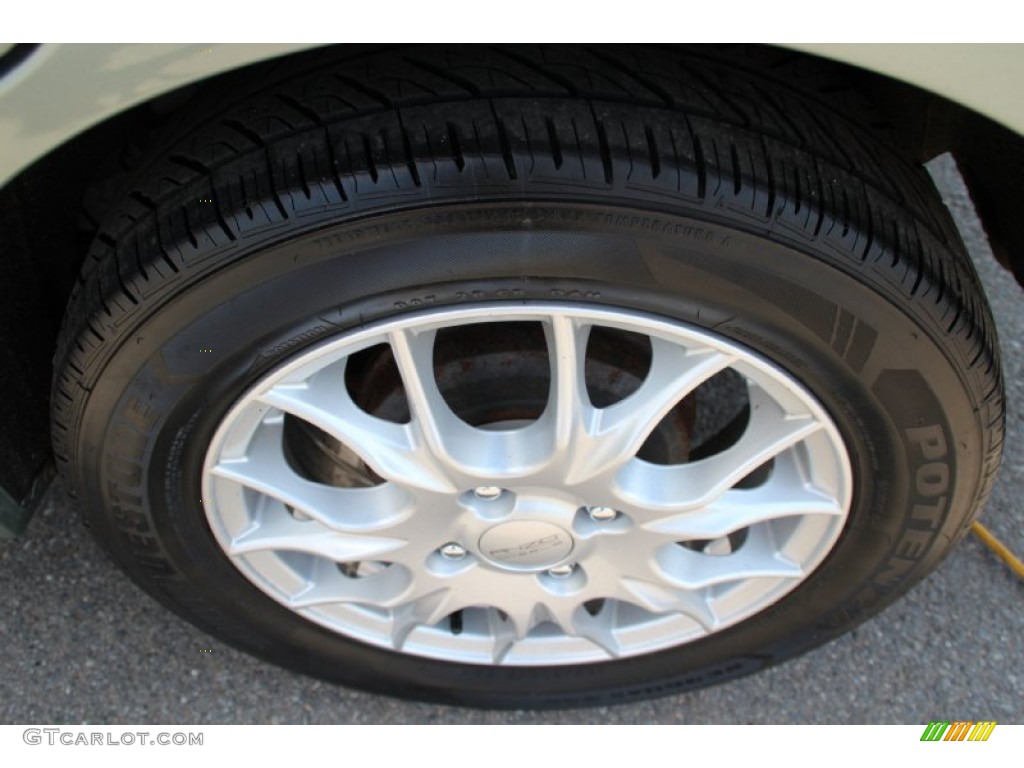2006 Focus ZX4 SE Sedan - Liquid Grey Metallic / Dark Pebble/Light Pebble photo #17