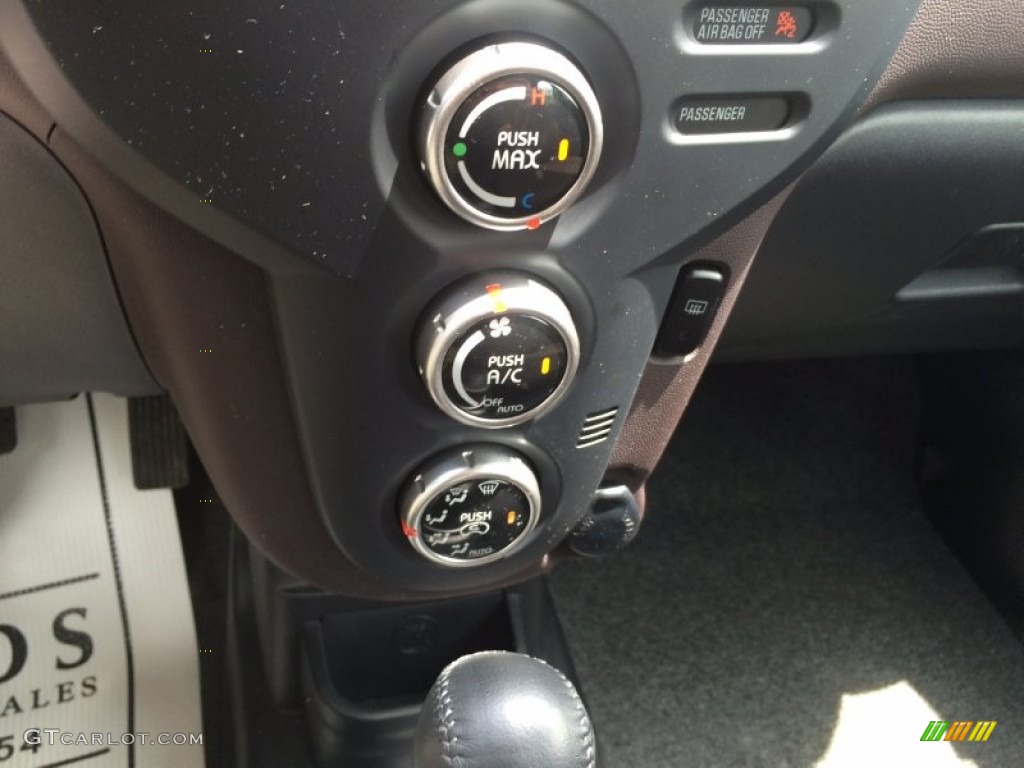 2012 Mitsubishi i-MiEV SE Controls Photos