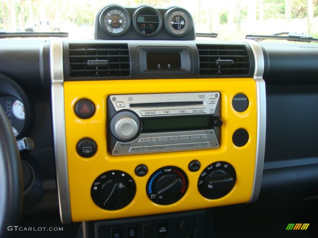 2007 Toyota FJ Cruiser Standard FJ Cruiser Model Controls Photo #105089472