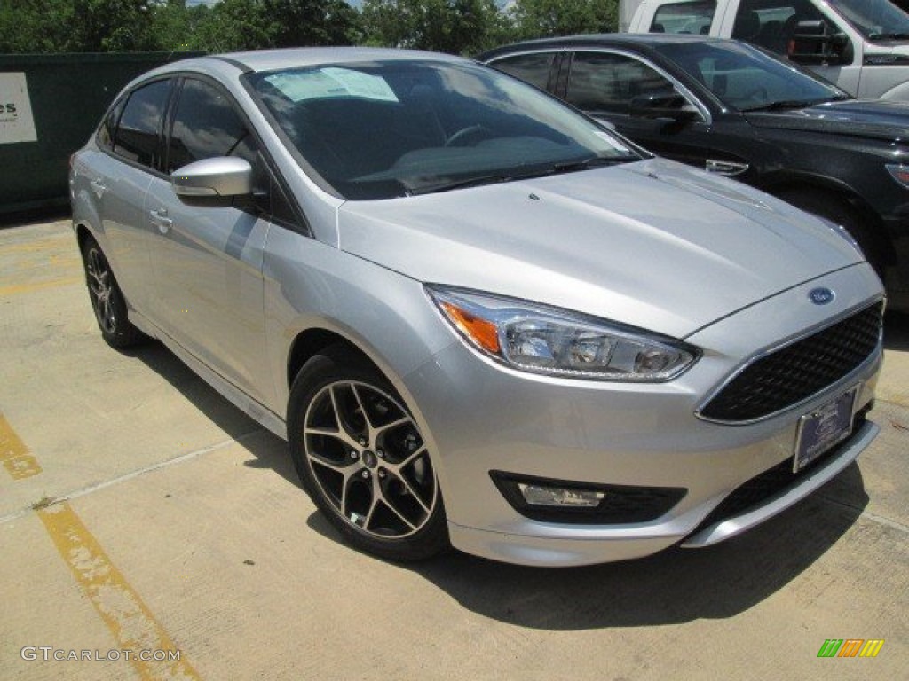 2015 Focus SE Sedan - Ingot Silver Metallic / Charcoal Black photo #1