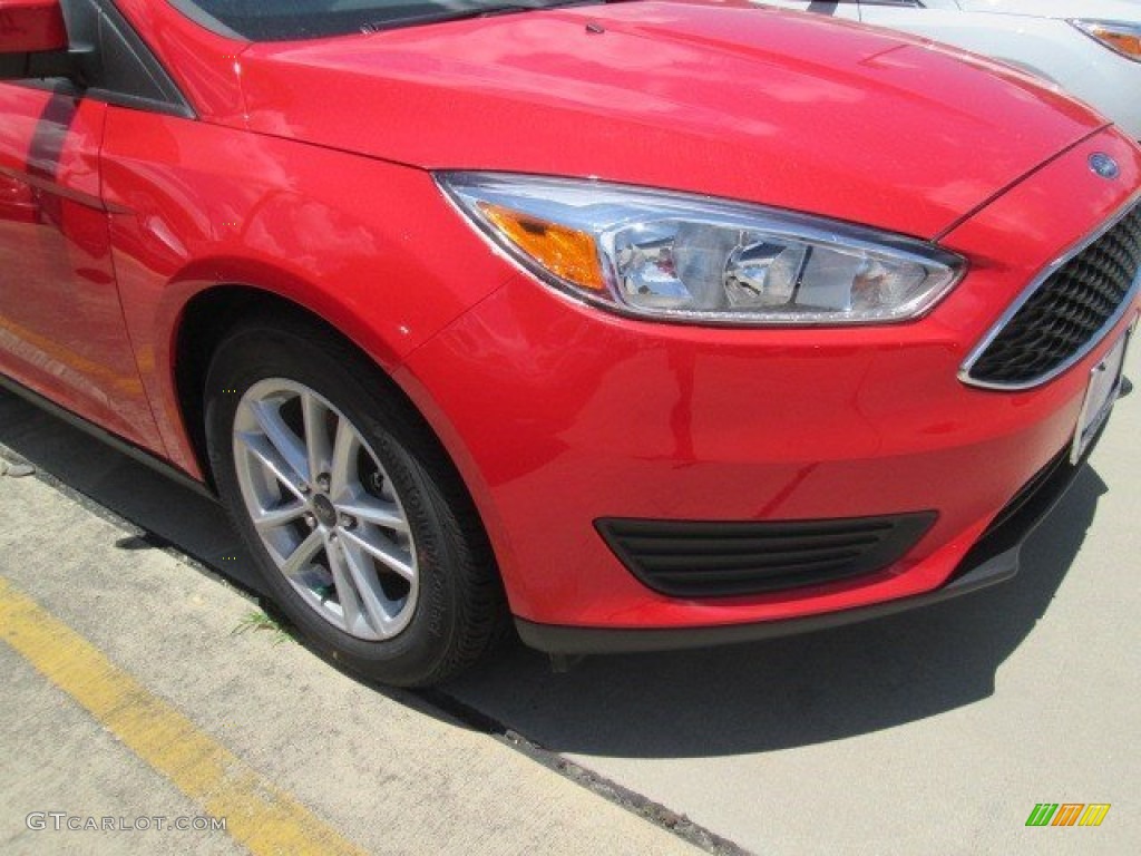 2015 Focus SE Sedan - Race Red / Charcoal Black photo #2
