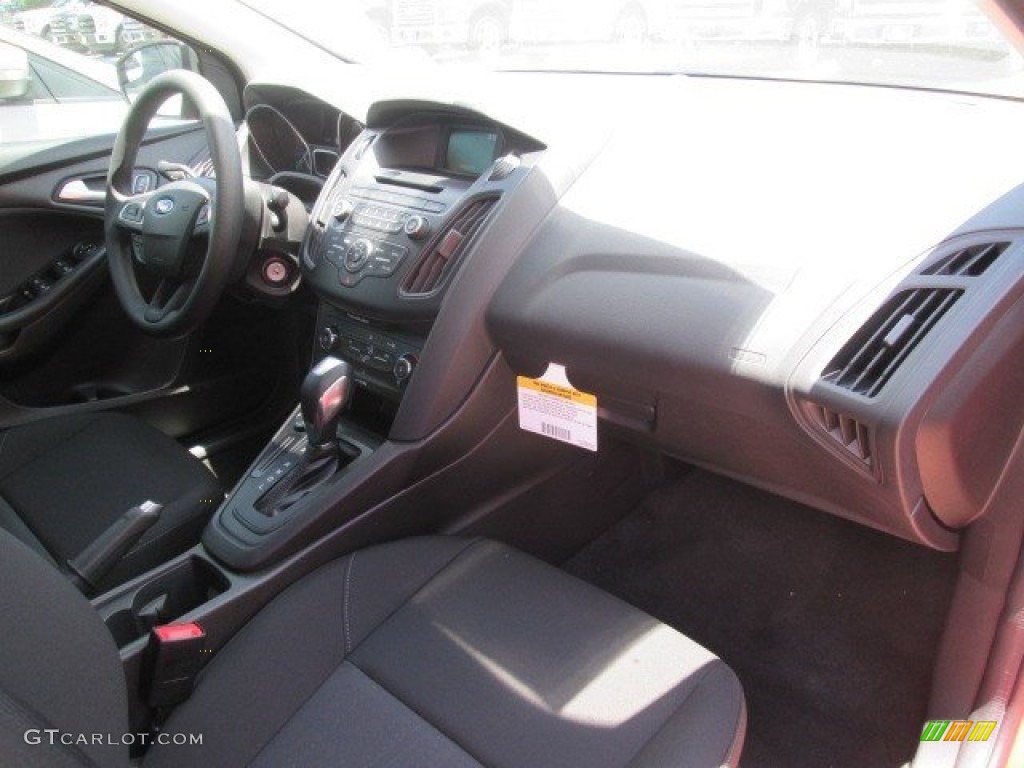 2015 Focus SE Sedan - Race Red / Charcoal Black photo #16