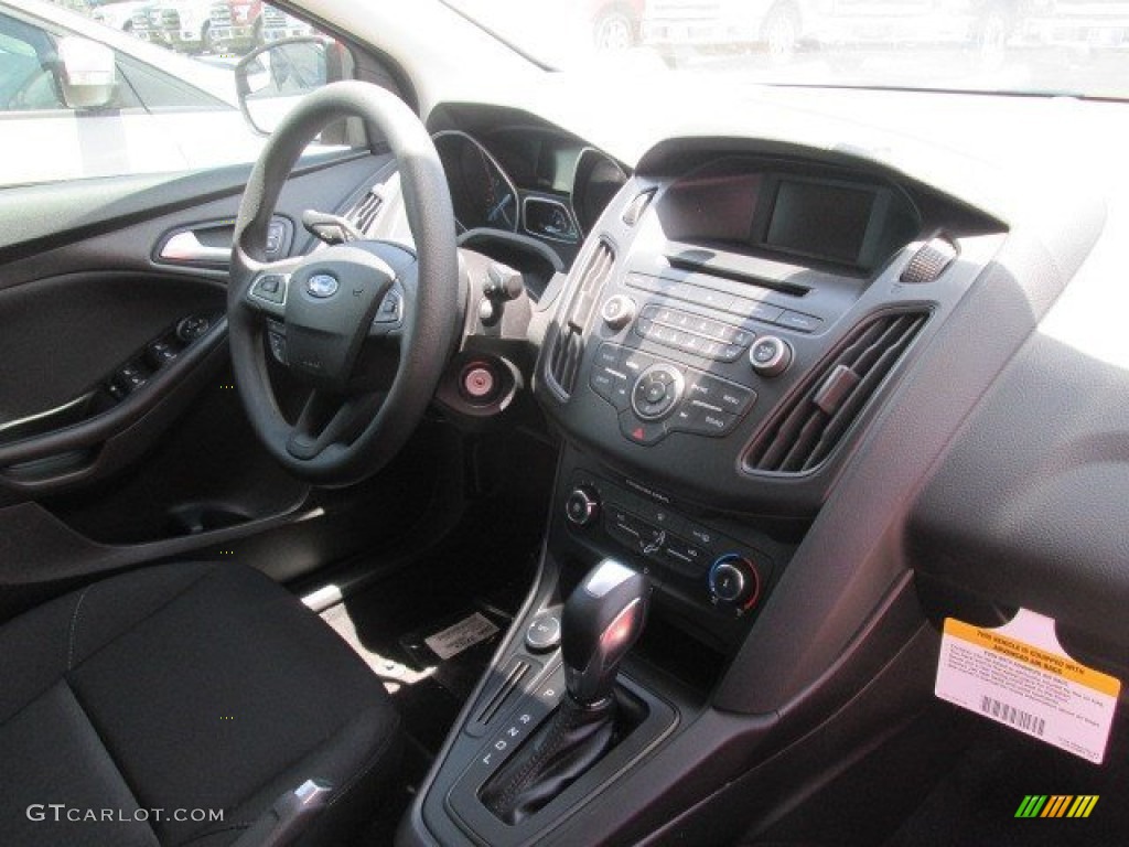 2015 Focus SE Sedan - Race Red / Charcoal Black photo #17