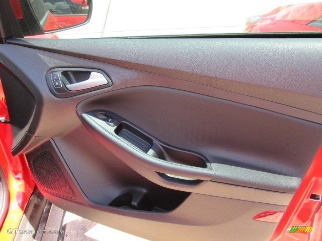 2015 Focus SE Sedan - Race Red / Charcoal Black photo #18