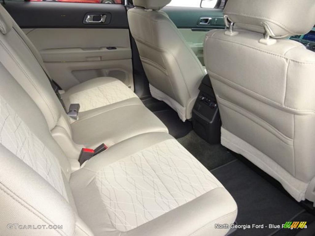 2015 Explorer FWD - Oxford White / Medium Light Stone photo #12
