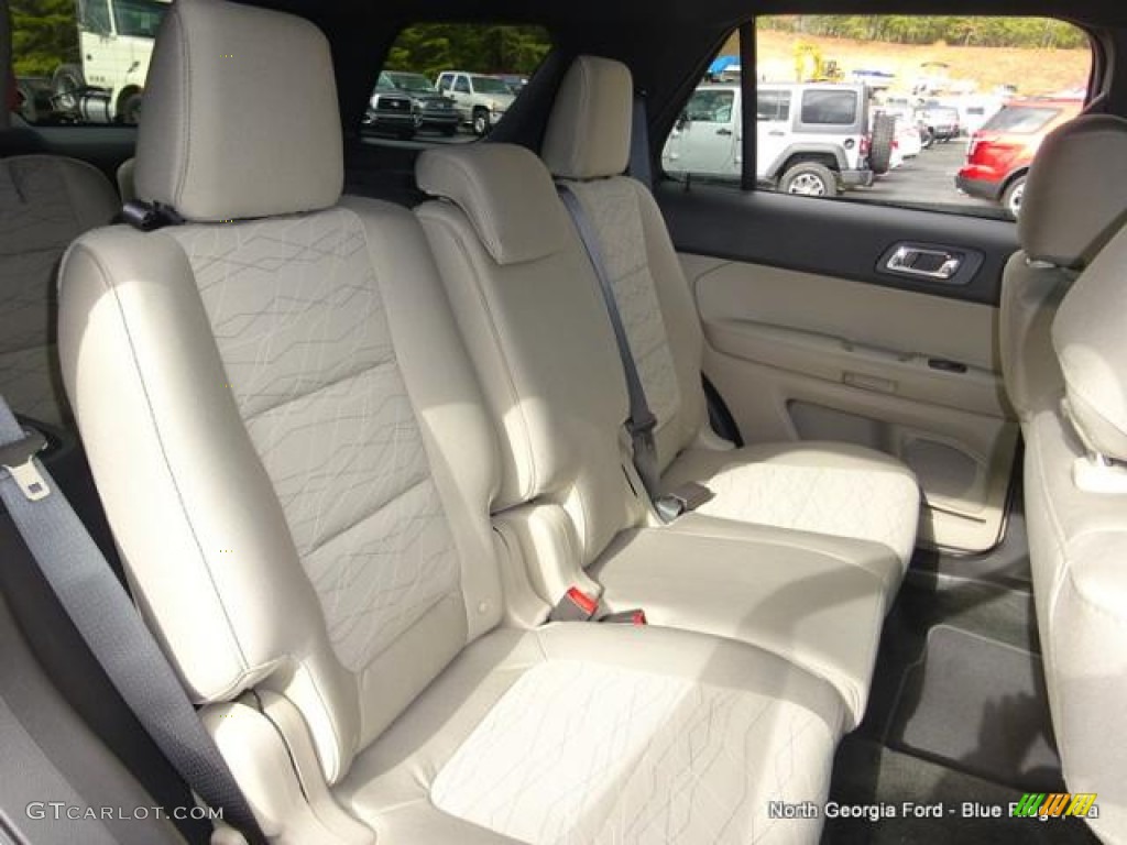 2015 Explorer FWD - Oxford White / Medium Light Stone photo #13