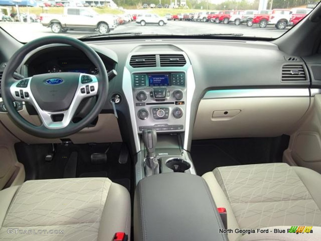 2015 Explorer FWD - Oxford White / Medium Light Stone photo #17