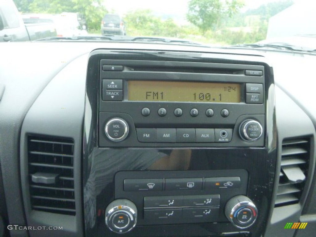 2015 Nissan Titan SV Crew Cab 4x4 Controls Photos