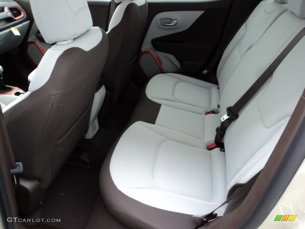 2015 Jeep Renegade Latitude 4x4 Rear Seat Photo #105162873