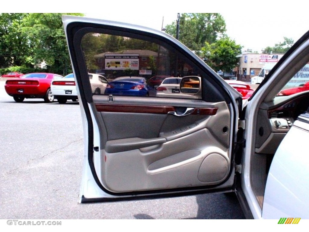 2002 DeVille Sedan - Cotillion White / Dark Gray photo #12