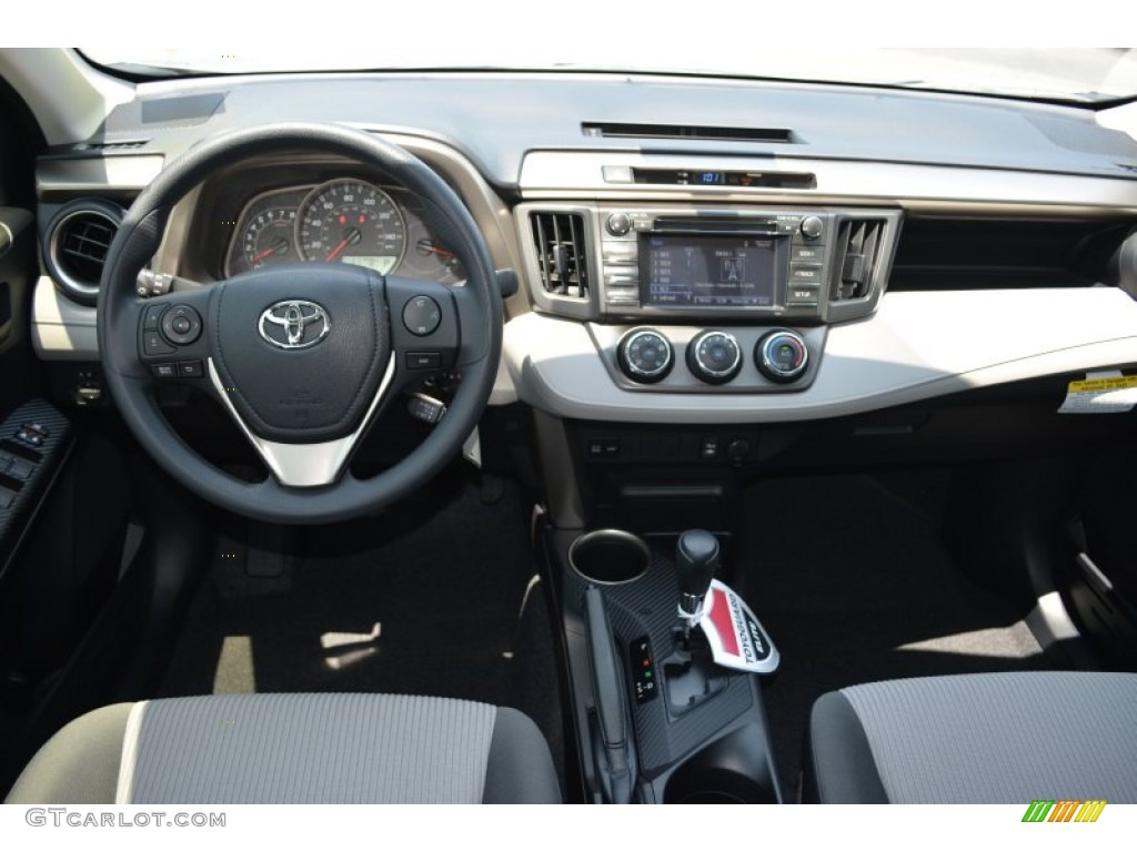 2015 RAV4 LE - Classic Silver Metallic / Ash photo #9