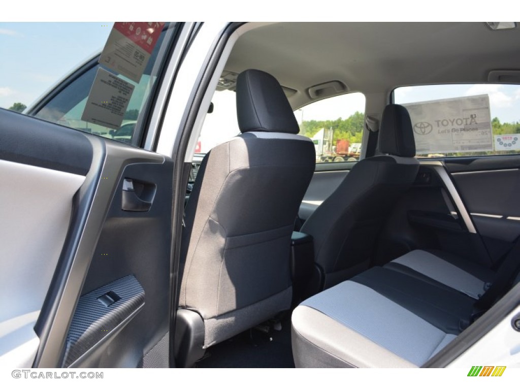 2015 RAV4 LE - Classic Silver Metallic / Ash photo #10