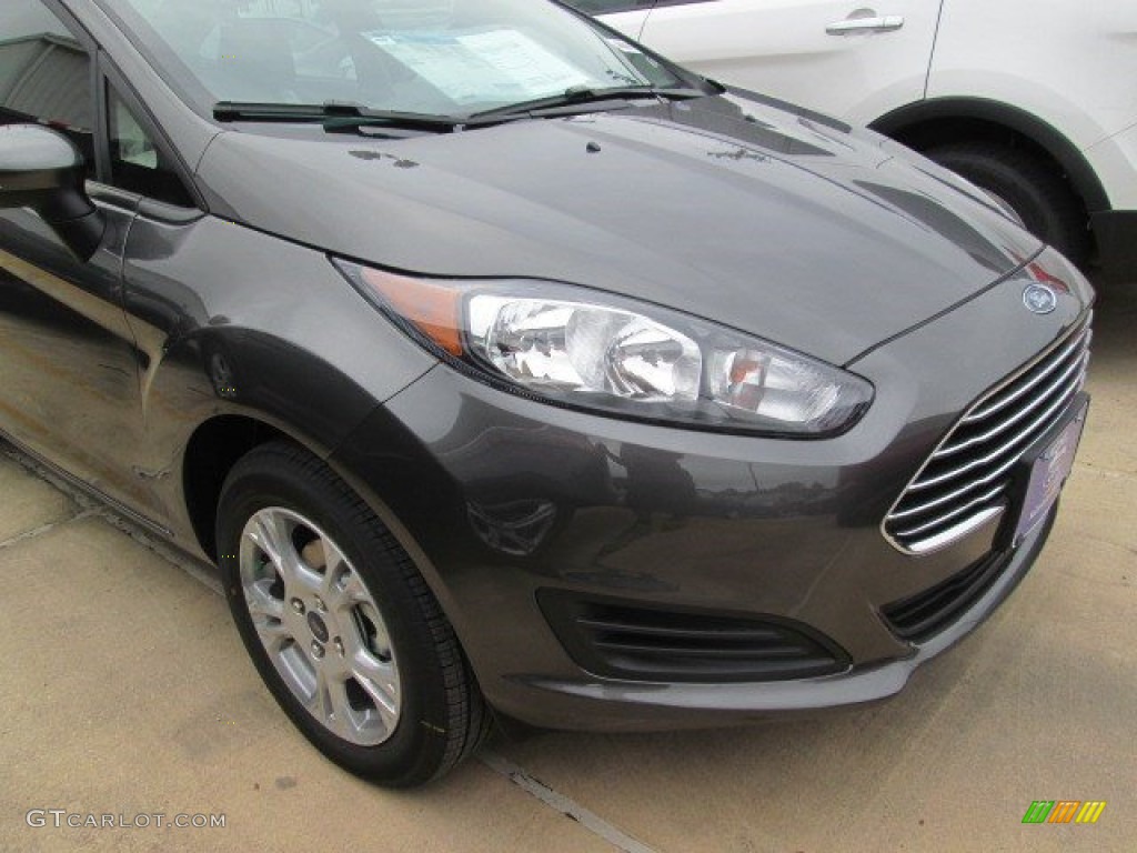 2015 Fiesta SE Sedan - Magnetic Metallic / Charcoal Black photo #2