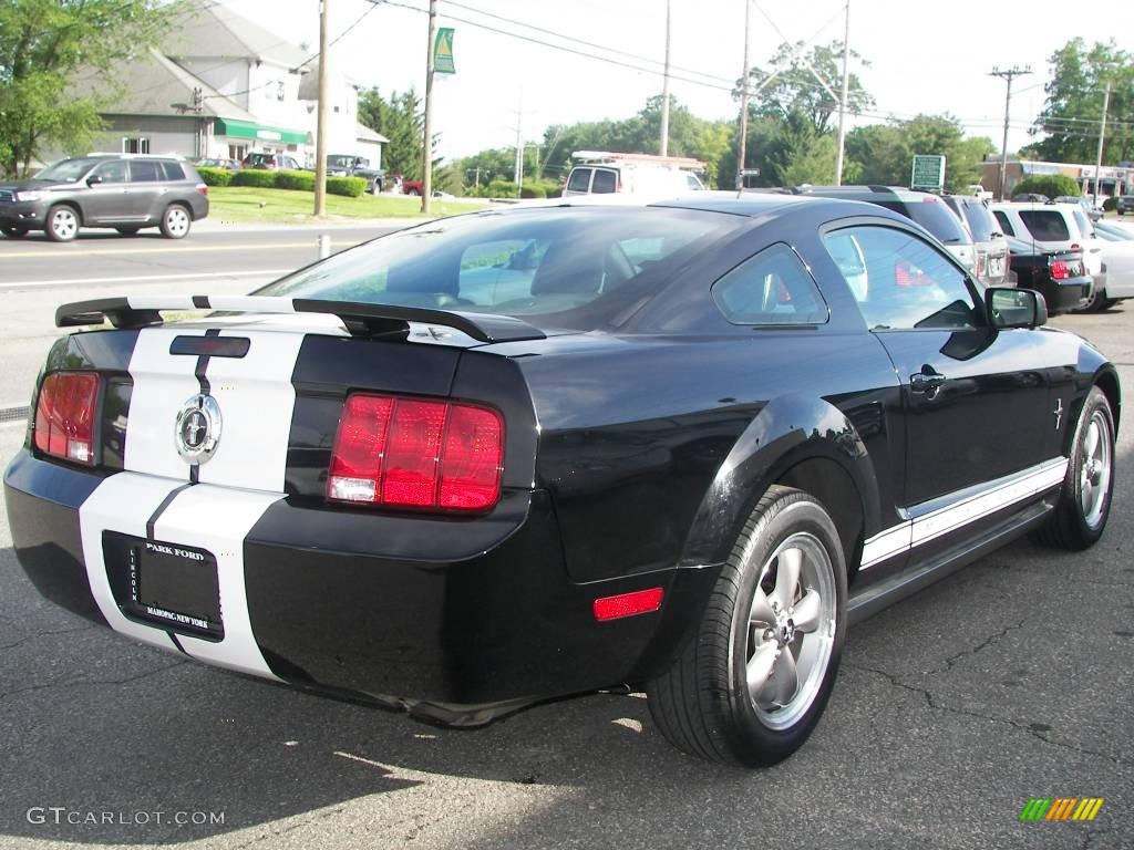 2006 Mustang V6 Premium Coupe - Black / Dark Charcoal photo #3