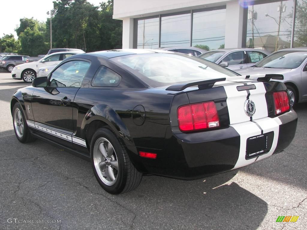 2006 Mustang V6 Premium Coupe - Black / Dark Charcoal photo #4