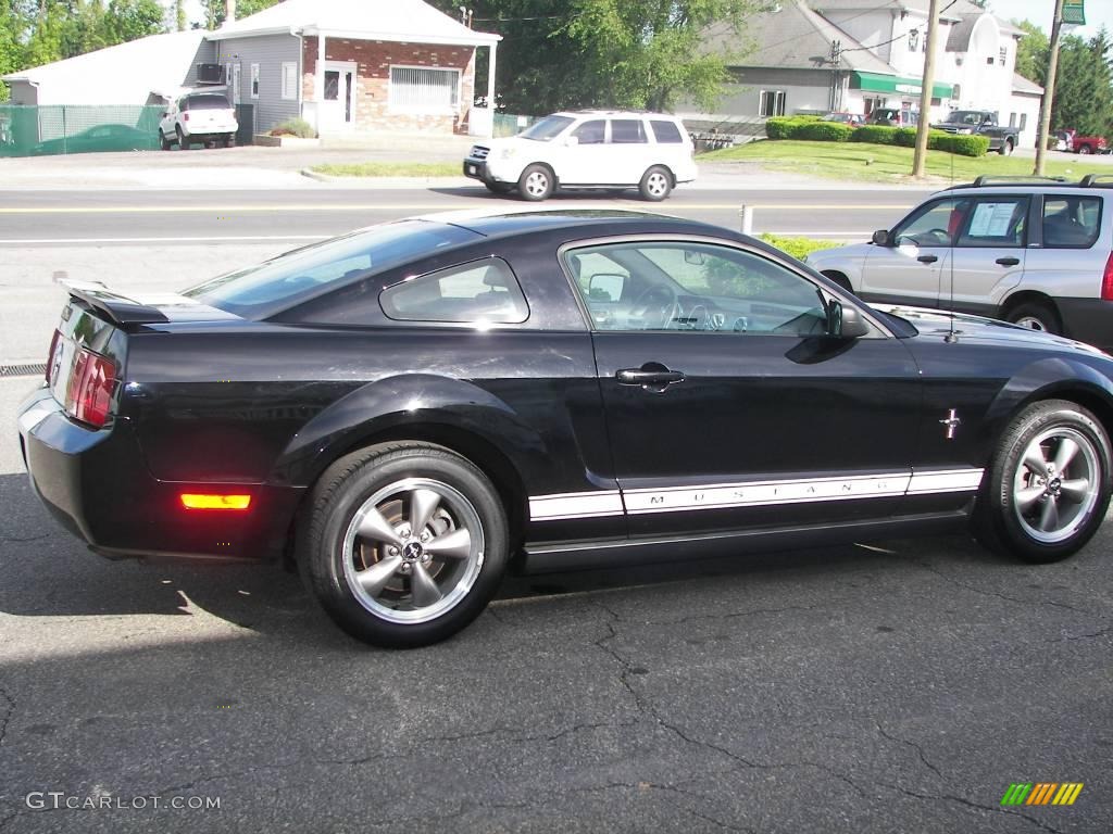 2006 Mustang V6 Premium Coupe - Black / Dark Charcoal photo #16