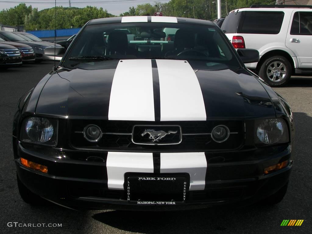 2006 Mustang V6 Premium Coupe - Black / Dark Charcoal photo #17