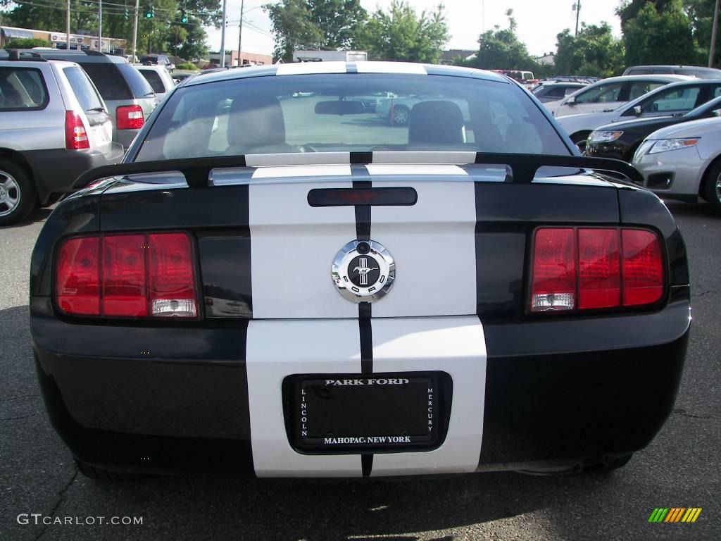 2006 Mustang V6 Premium Coupe - Black / Dark Charcoal photo #18