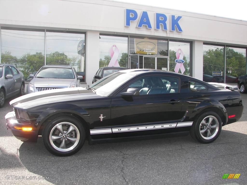 2006 Mustang V6 Premium Coupe - Black / Dark Charcoal photo #19