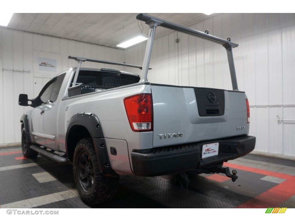 2004 Titan LE King Cab 4x4 - Radiant Silver / Graphite/Titanium photo #10