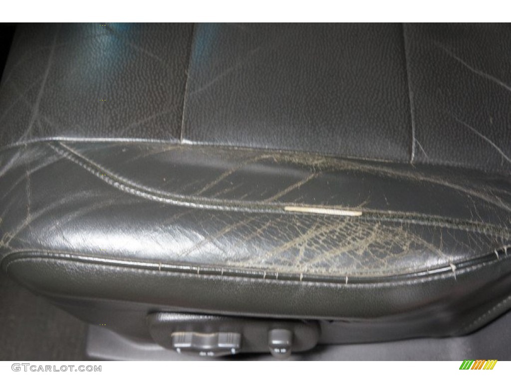 2004 Titan LE King Cab 4x4 - Radiant Silver / Graphite/Titanium photo #21