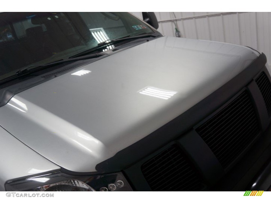 2004 Titan LE King Cab 4x4 - Radiant Silver / Graphite/Titanium photo #40