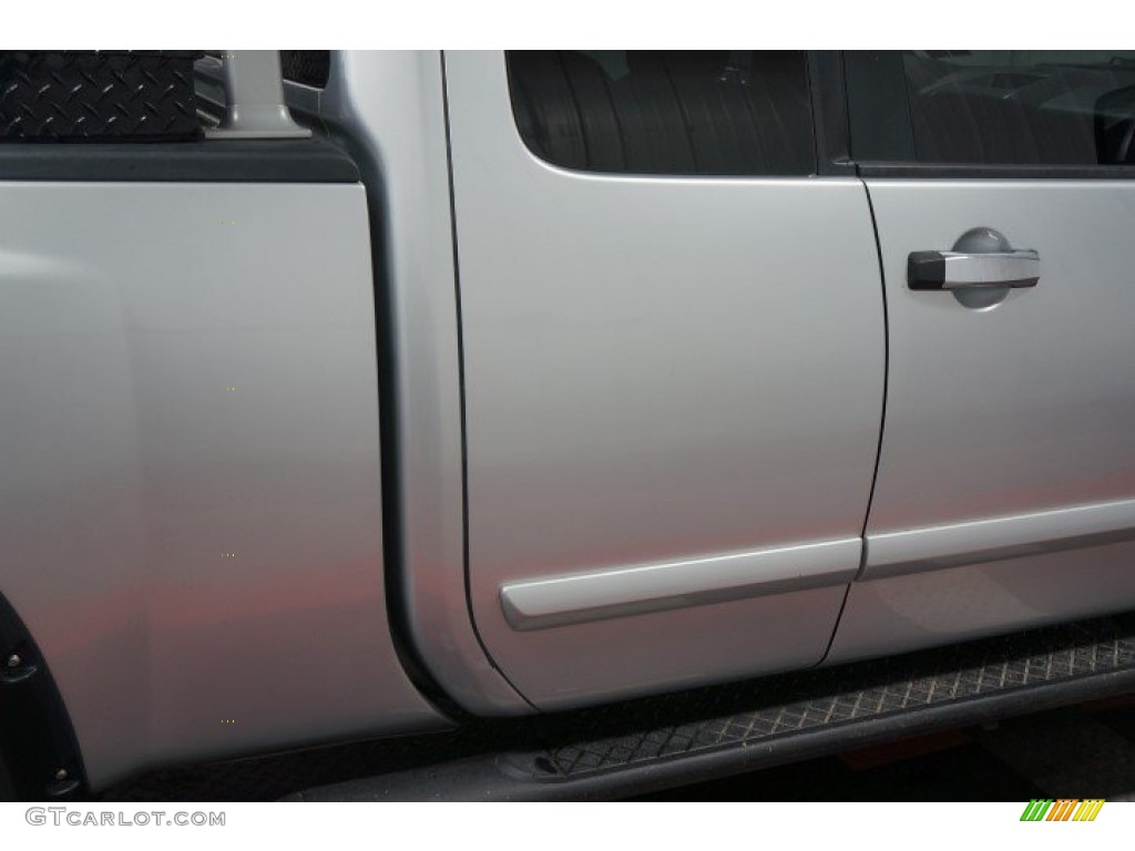 2004 Titan LE King Cab 4x4 - Radiant Silver / Graphite/Titanium photo #47