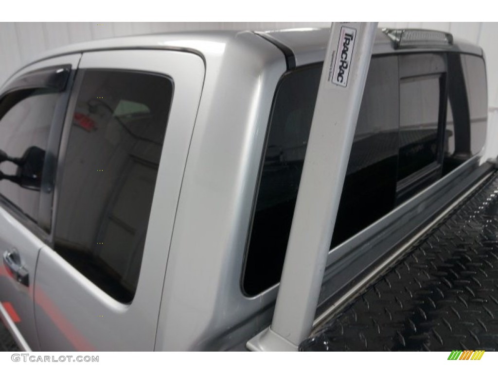 2004 Titan LE King Cab 4x4 - Radiant Silver / Graphite/Titanium photo #73