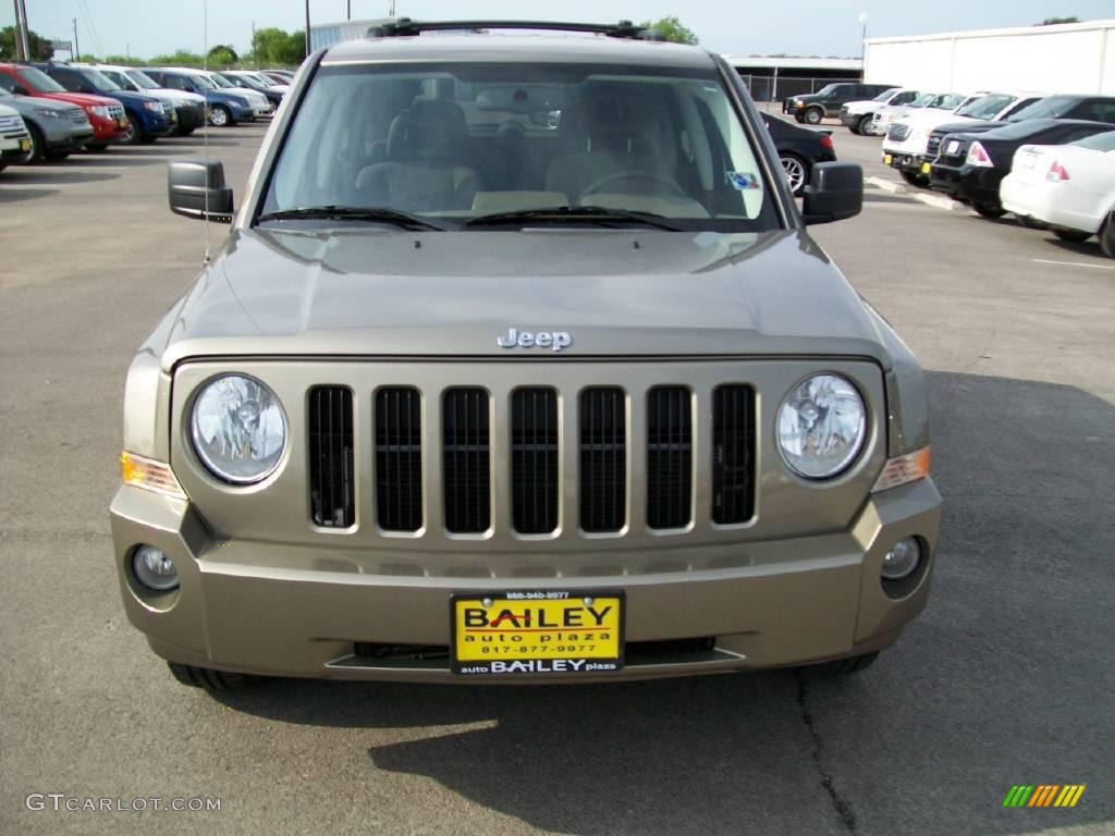 2007 Patriot Sport 4x4 - Light Khaki Metallic / Pastel Pebble Beige photo #1