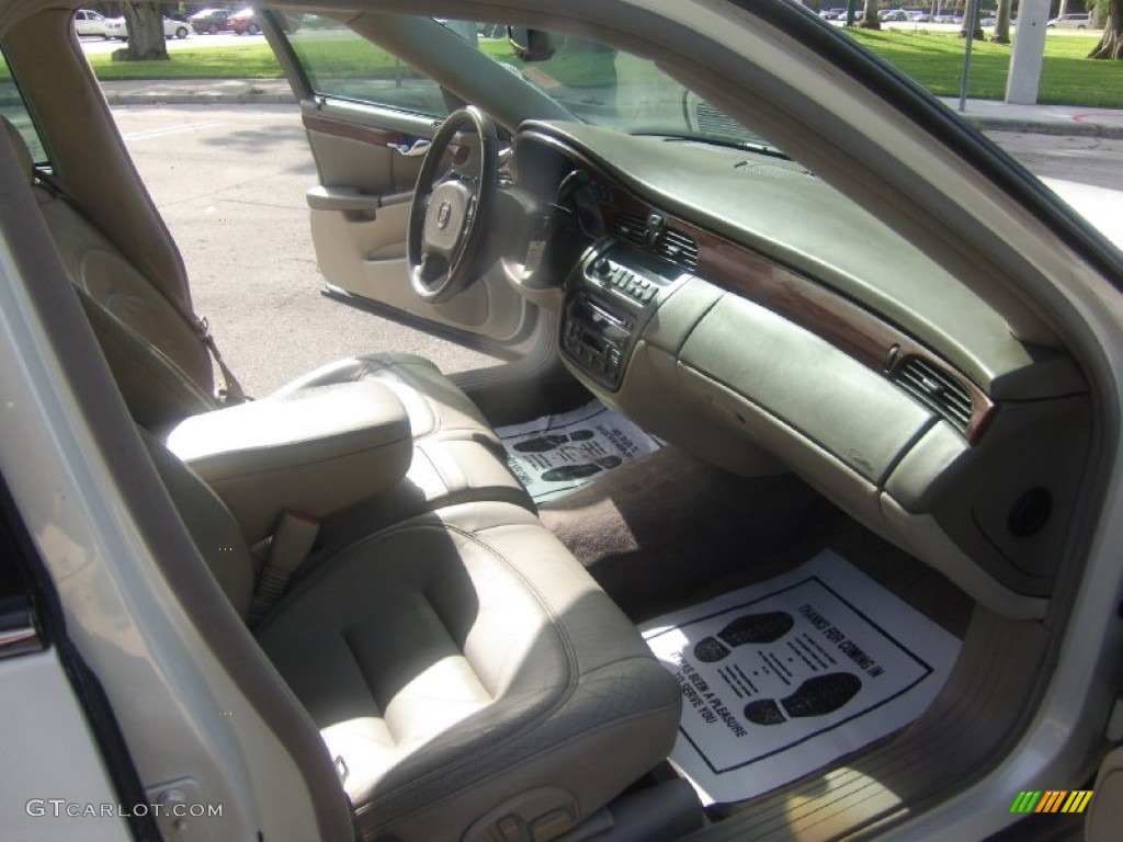 2002 DeVille Sedan - Cotillion White / Oatmeal photo #12