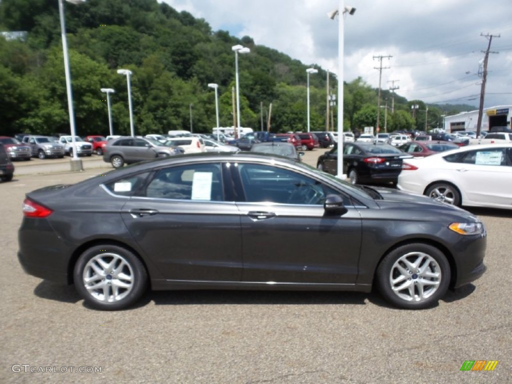 2016 Fusion SE - Magnetic Metallic / Charcoal Black photo #1