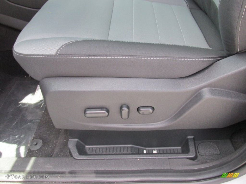 2015 Escape SE - Ingot Silver Metallic / Charcoal Black photo #22