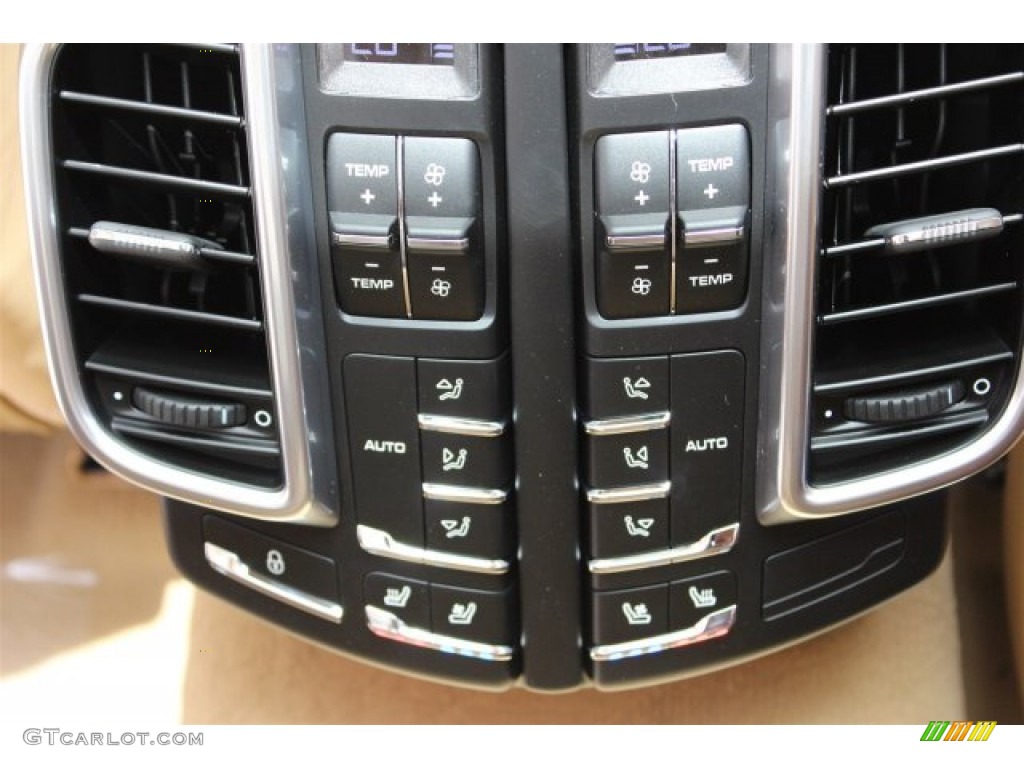 2016 Porsche Cayenne Standard Cayenne Model Controls Photo #105431138