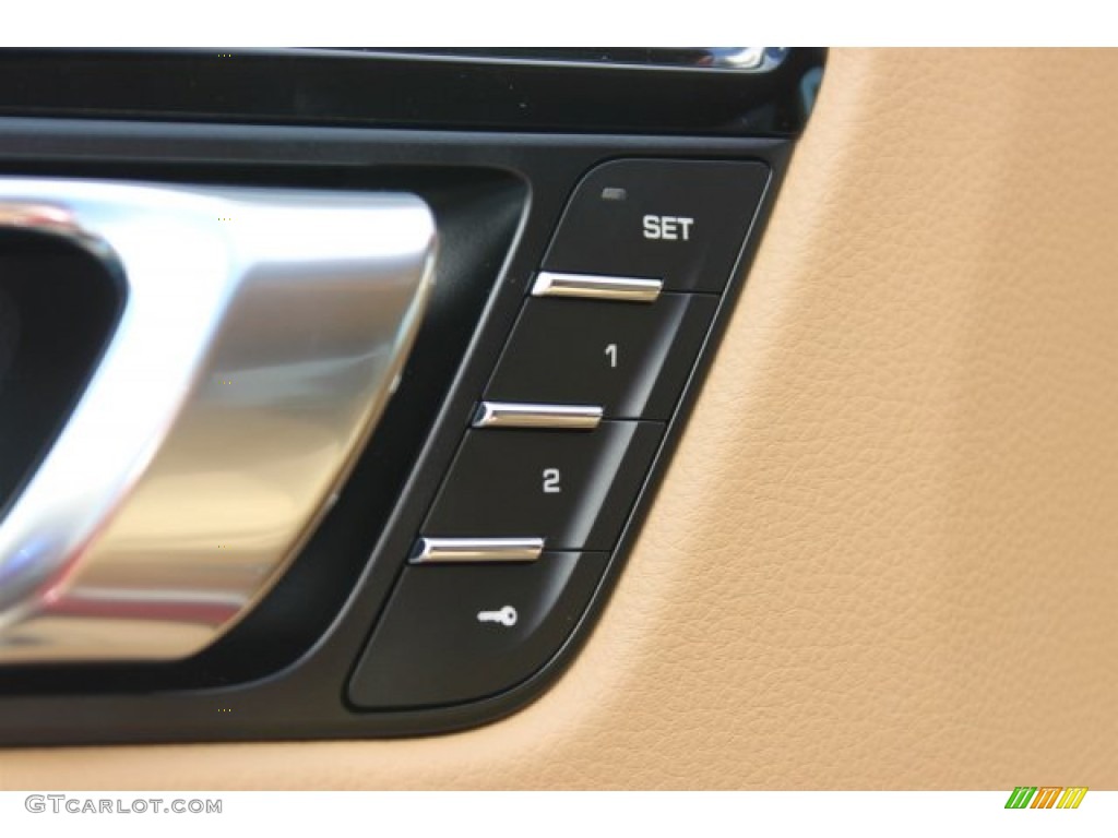 2016 Porsche Macan S Controls Photo #105467289