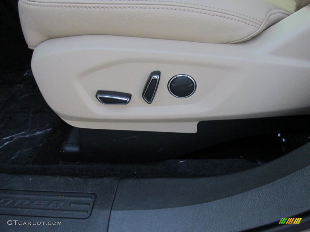 2016 Ford Explorer XLT Front Seat Photos