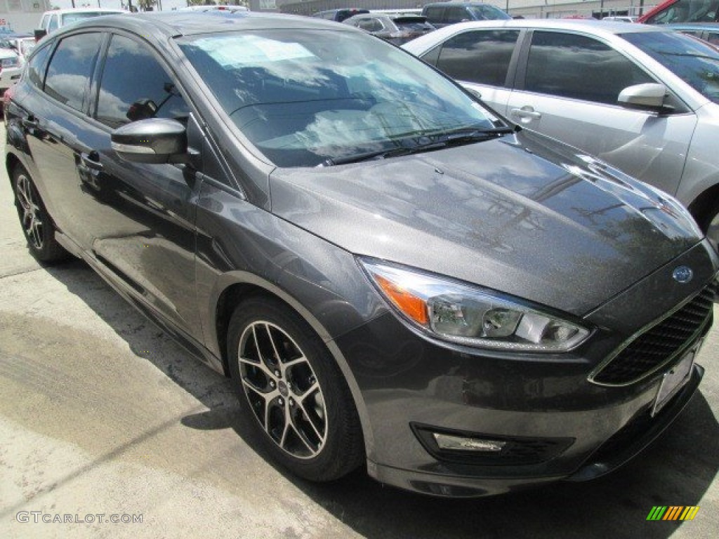 2015 Focus SE Hatchback - Magnetic Metallic / Charcoal Black photo #2