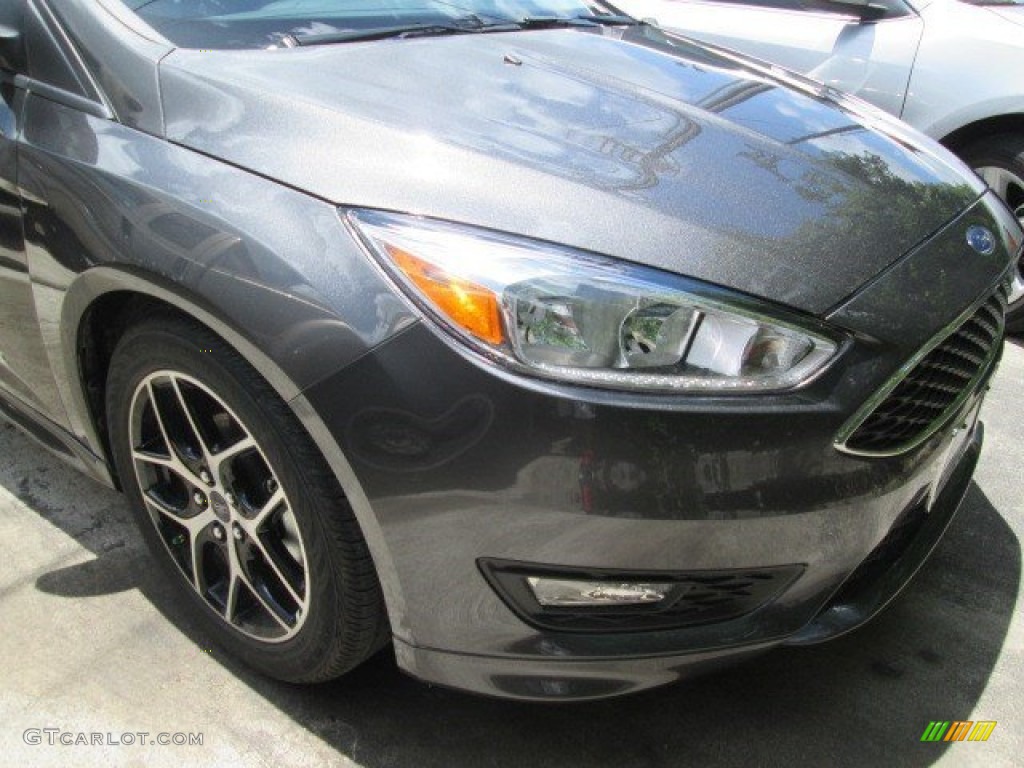 2015 Focus SE Hatchback - Magnetic Metallic / Charcoal Black photo #3