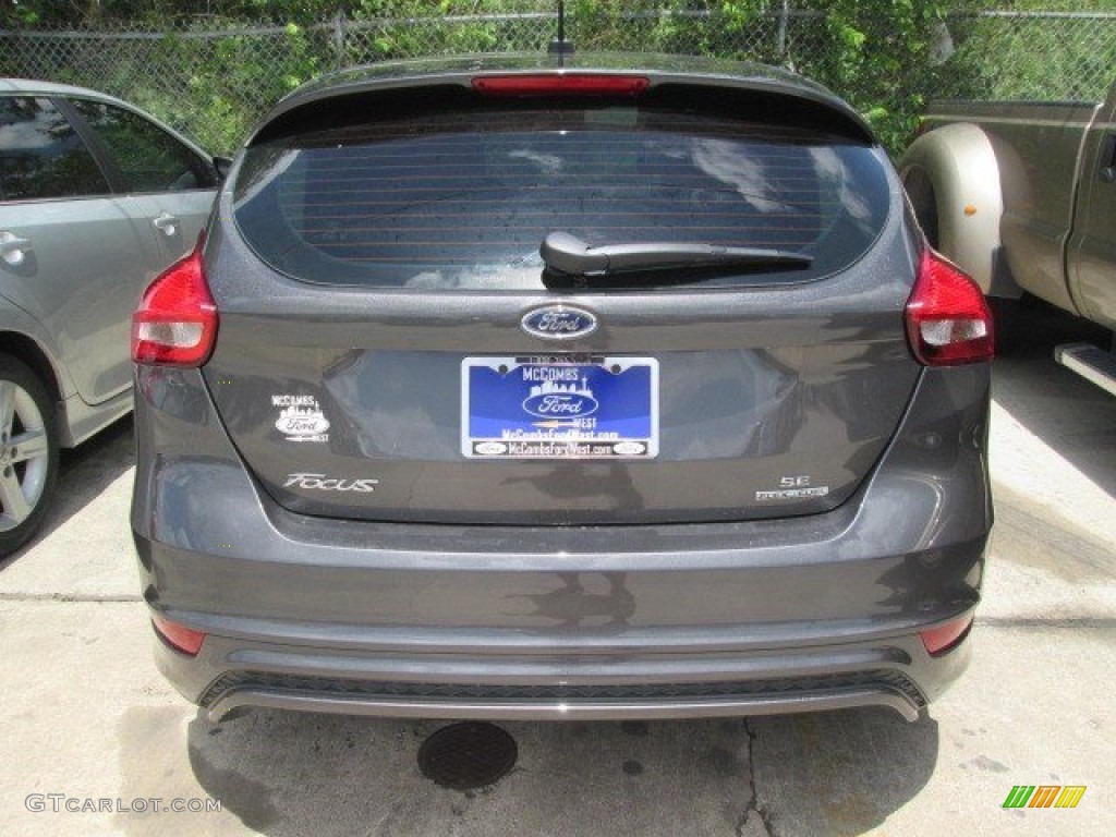 2015 Focus SE Hatchback - Magnetic Metallic / Charcoal Black photo #17
